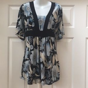 Beautiful blue floral patterned top by Cacama. 1X